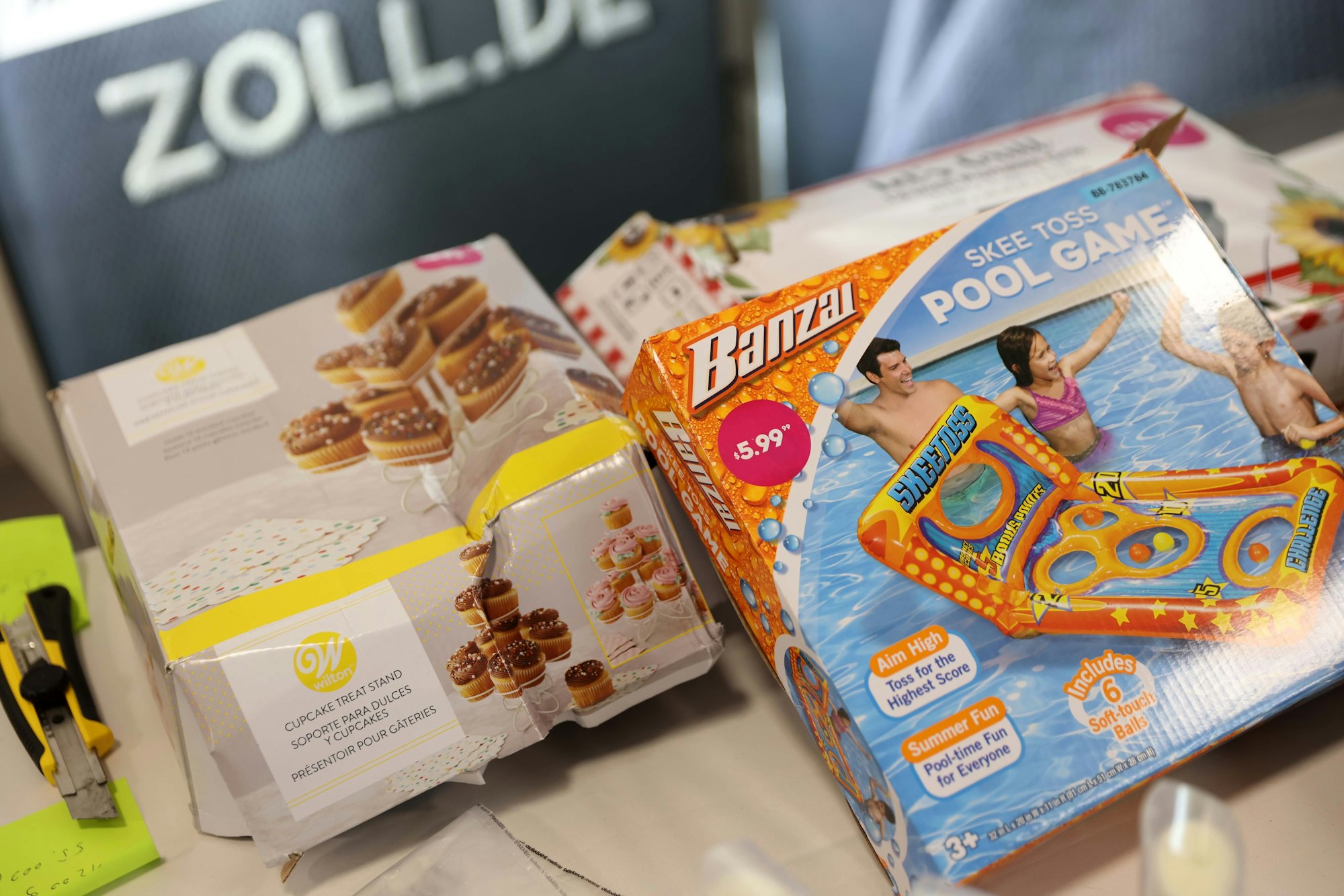 Das Hauptzollamt Köln hat außergewöhnliche Drogenverstecke gezeigt, die in Warensendungen am Flughafen gefunden wurden.