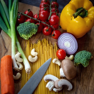 Regelmäßig Gemüse verschiedener Sorten zu essen ist eines der Rezepte für eine gute Ernährung.