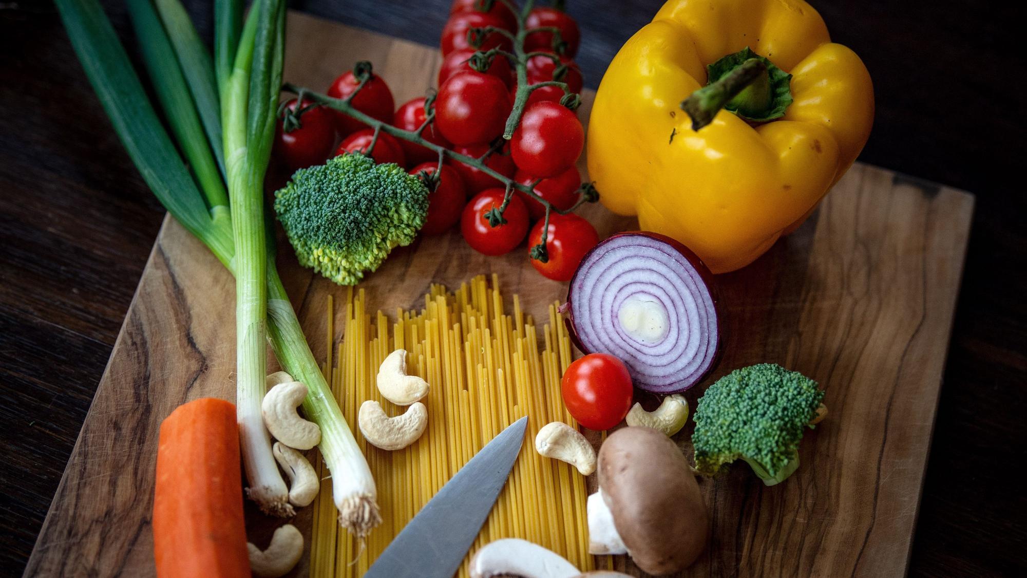 Regelmäßig Gemüse verschiedener Sorten zu essen ist eines der Rezepte für eine gute Ernährung.