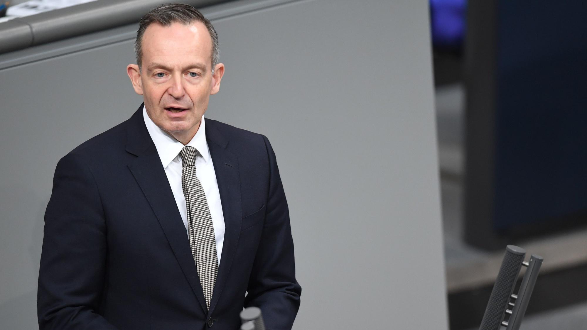 ARCHIV - 20.10.2023, Berlin: Volker Wissing (FDP), Bundesminister für Verkehr und Digitales, spricht im Plenum des Deutschen Bundestages. Neue Technologien wie KI und autonomes Fahren bieten Chancen wie Risiken. Um die Risiken einzudämmen, wird der Ruf nach staatlicher Regulierung lauter.(zu dpa "Wissing will Regulierung für KI und Roboterautos mit USA abstimmen") Foto: Serhat Kocak/dpa +++ dpa-Bildfunk +++