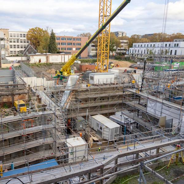 Auf der Baustelle am Waidmarkt wird es kommende Woche unruhig. Massenweise Beton wird eingefüllt.