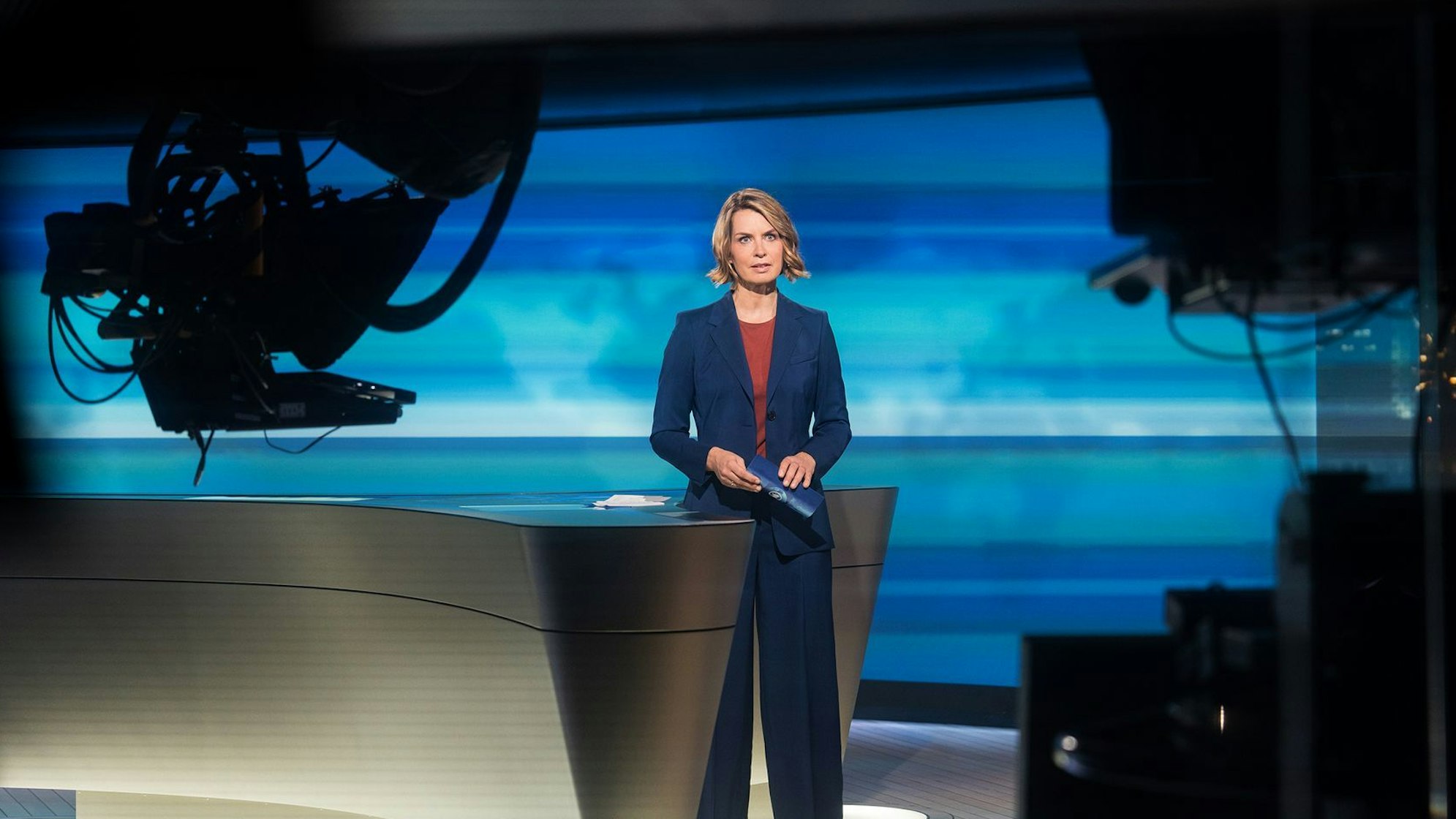 Die Tagesthemen-Moderatorin Jessy Wellmer im Studio in Hamburg.
