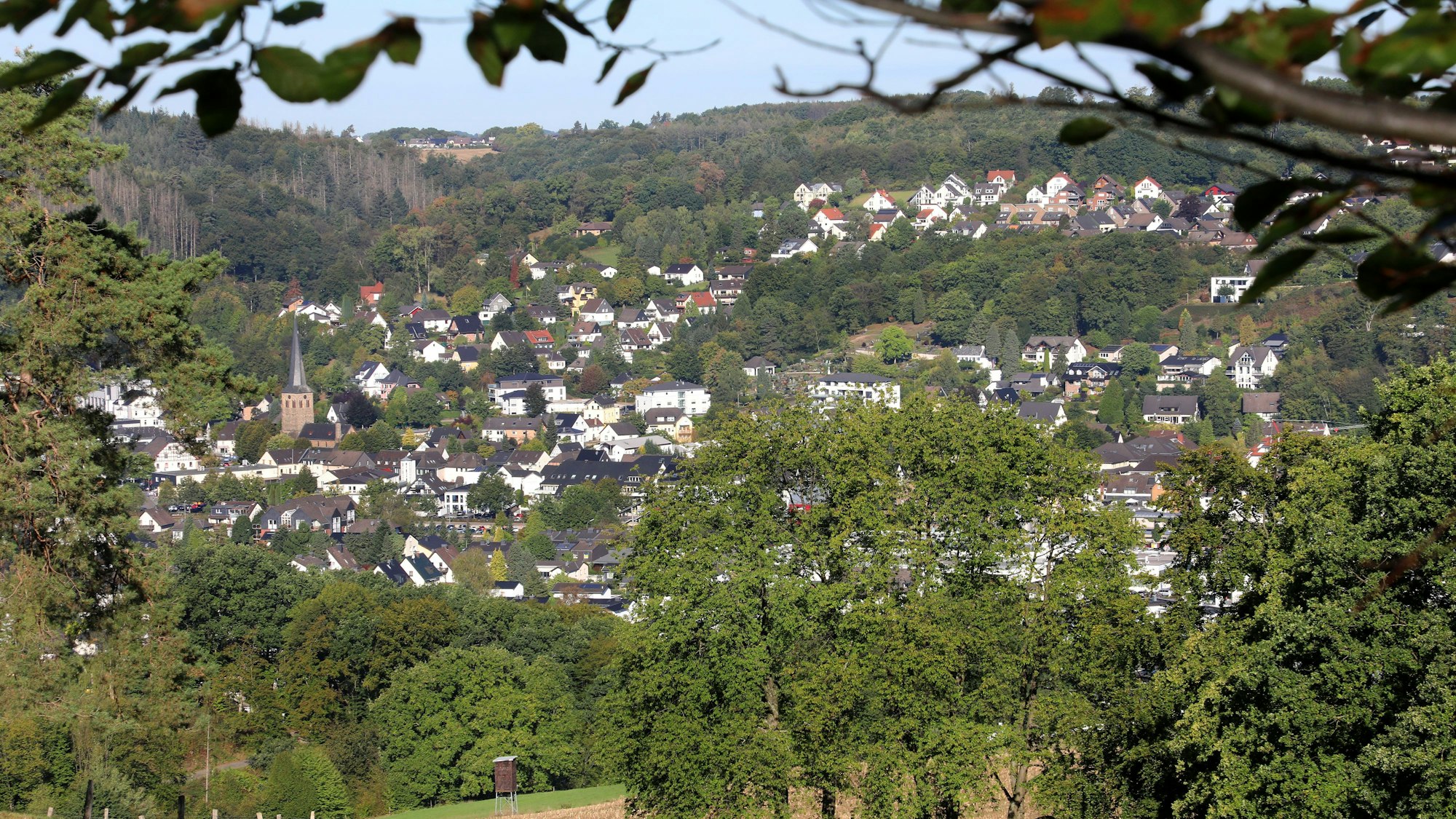 In einem Tal stehen Häuser.
