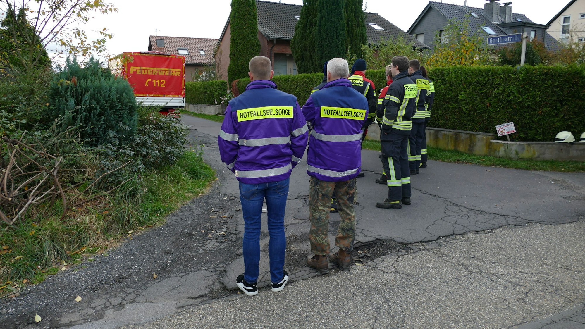 Seelsorger und Feuerwehrleute an der Unfallstelle.