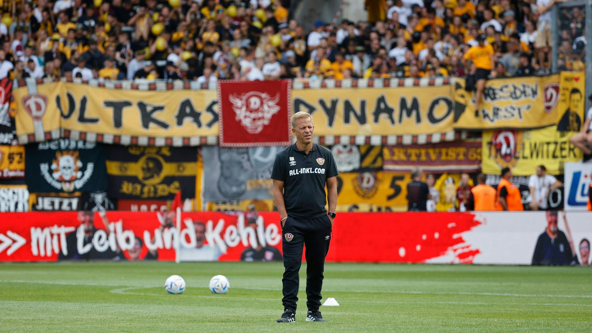 060822 Halle Saale Fußball Hallescher FC HFC 3. Liga Männer Saison 2022/23 2. Spieltag Hallescher FC HFC- SG Dynamo Dresden Derby Endstand 0:2 Markus Anfang Trainer Dynamo Dresden vor Fans Fankulisse *** 060822 Halle Saale Sport Football Hallescher FC HFC 3 Liga Men Season 2022 23 2 Matchday Hallescher FC HFC SG Dynamo Dresden Derby Final Score 0 2 Markus Anfang Coach Dynamo Dresden in front of Fans Fan Backdrop