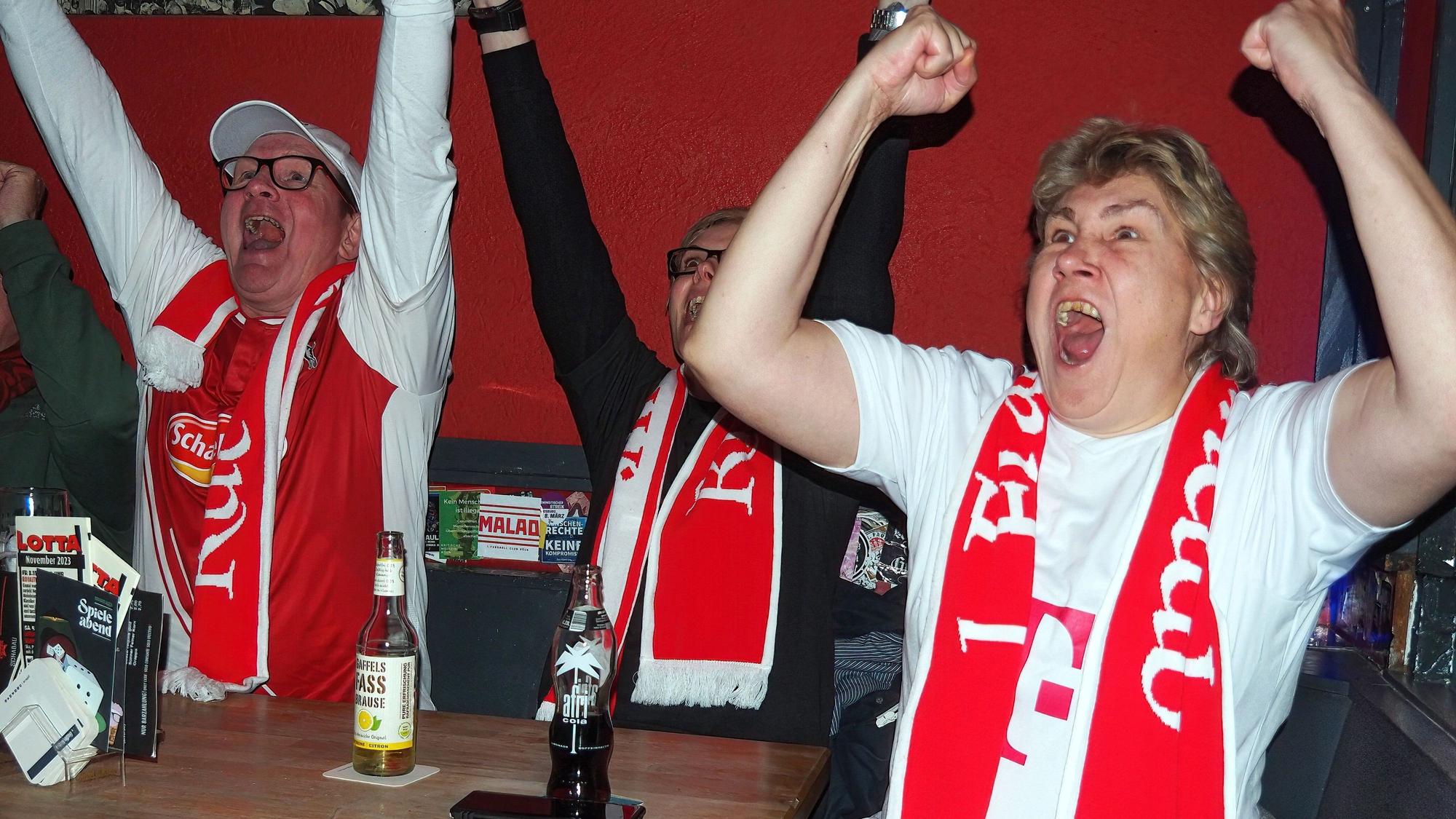 Fußballfans jubeln.
