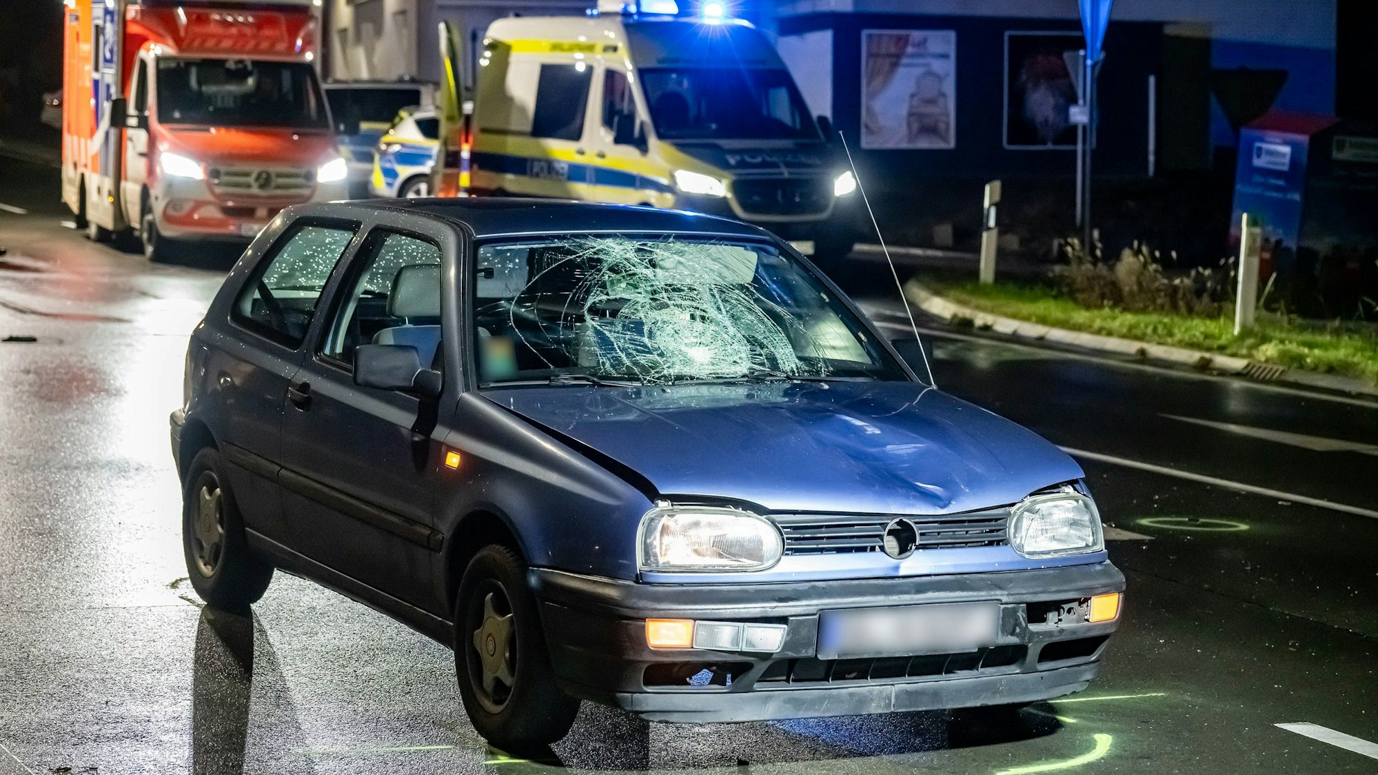 Blick auf den am Unfall beteiligten Golf.