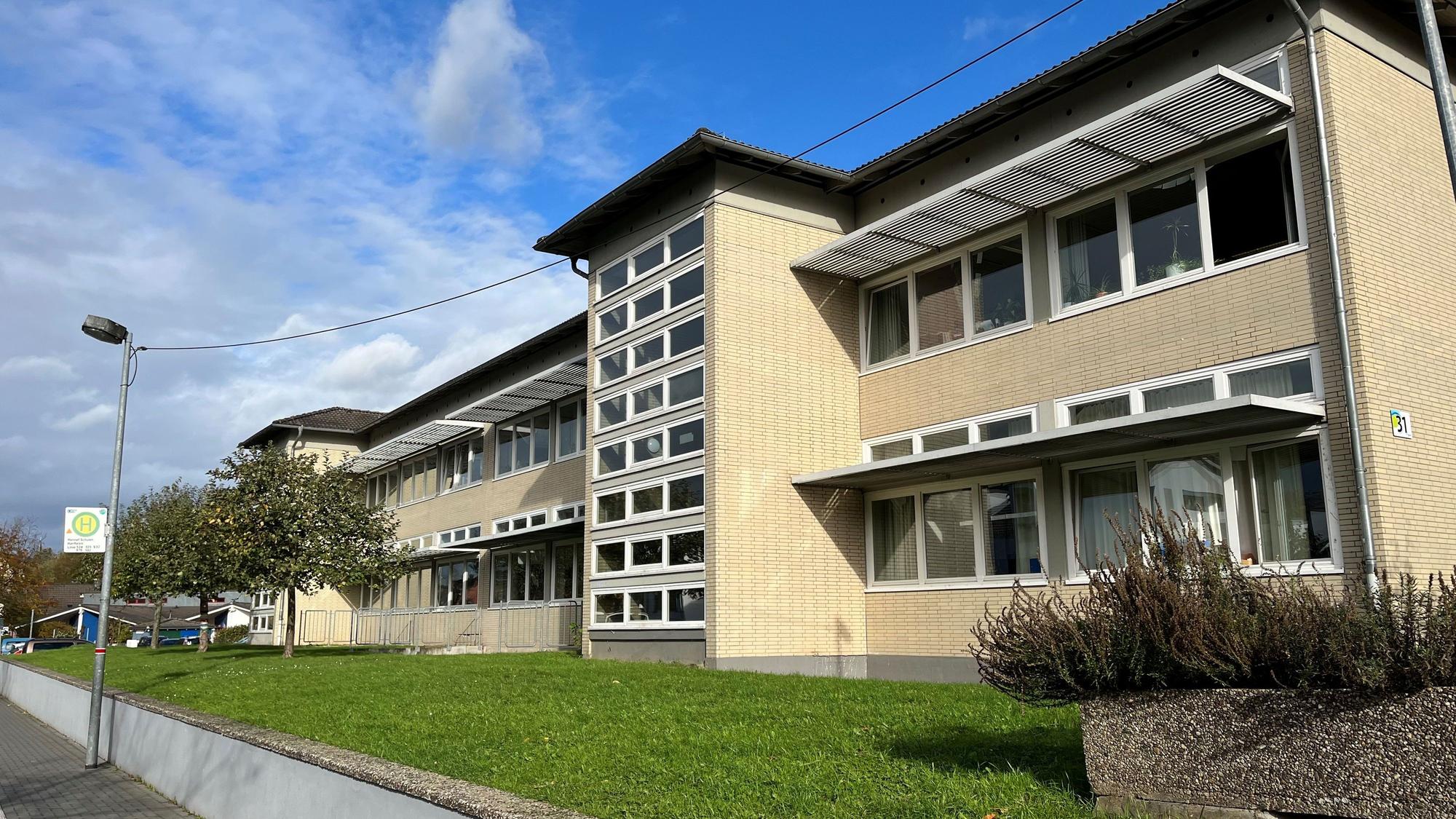 Das Bild zeigt die Fassade eines langgestreckten zweigeschossigen Gebäudes in der Geisbach, wo die Förderschule und eine Grundschule sind.
