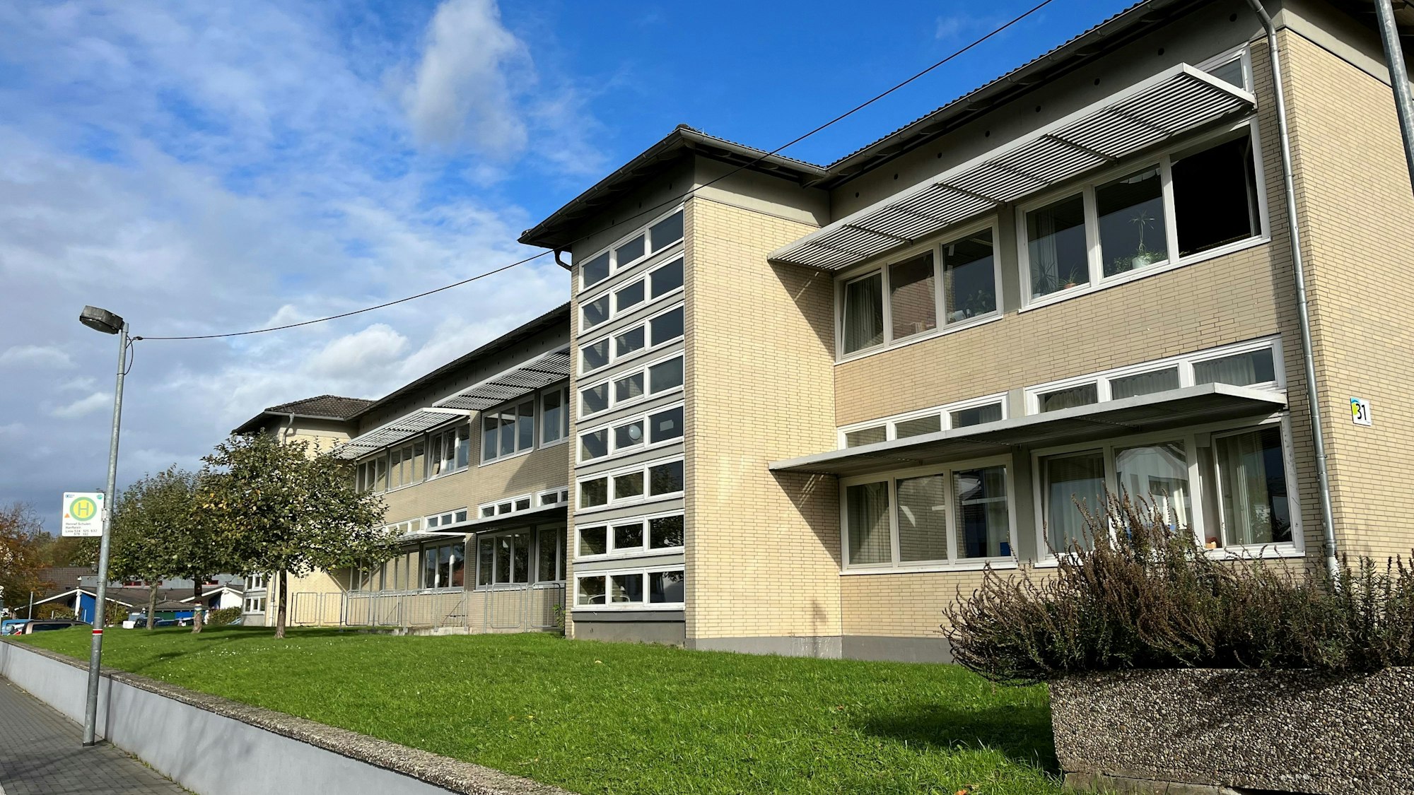 Das Bild zeigt die Fassade eines langgestreckten zweigeschossigen Gebäudes in der Geisbach, wo die Förderschule und eine Grundschule sind.
