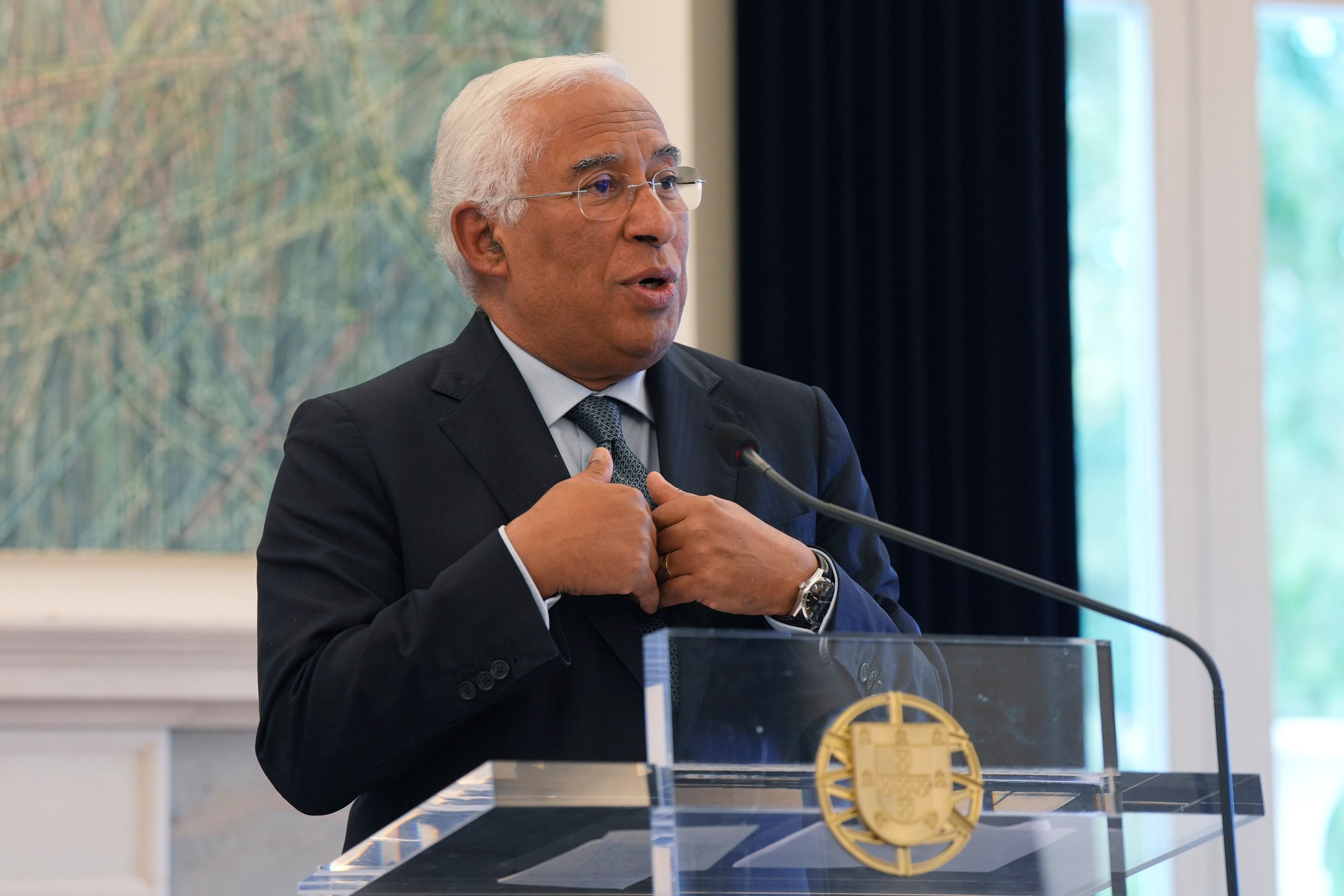 Antonio Costa, Premierminister von Portugal, gestikuliert während einer Pressekonferenz.