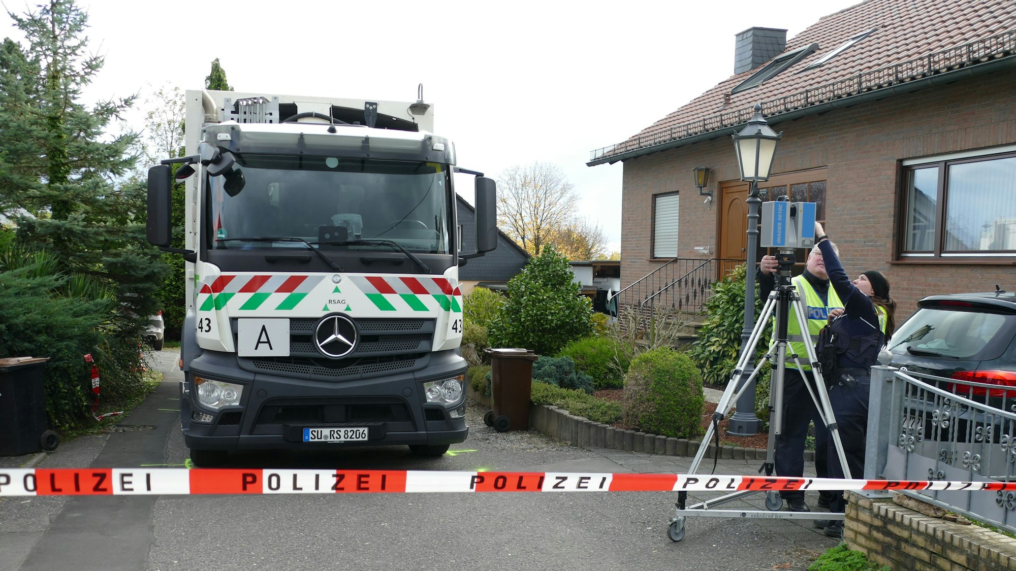 Polizeibeamte am Unfallort.