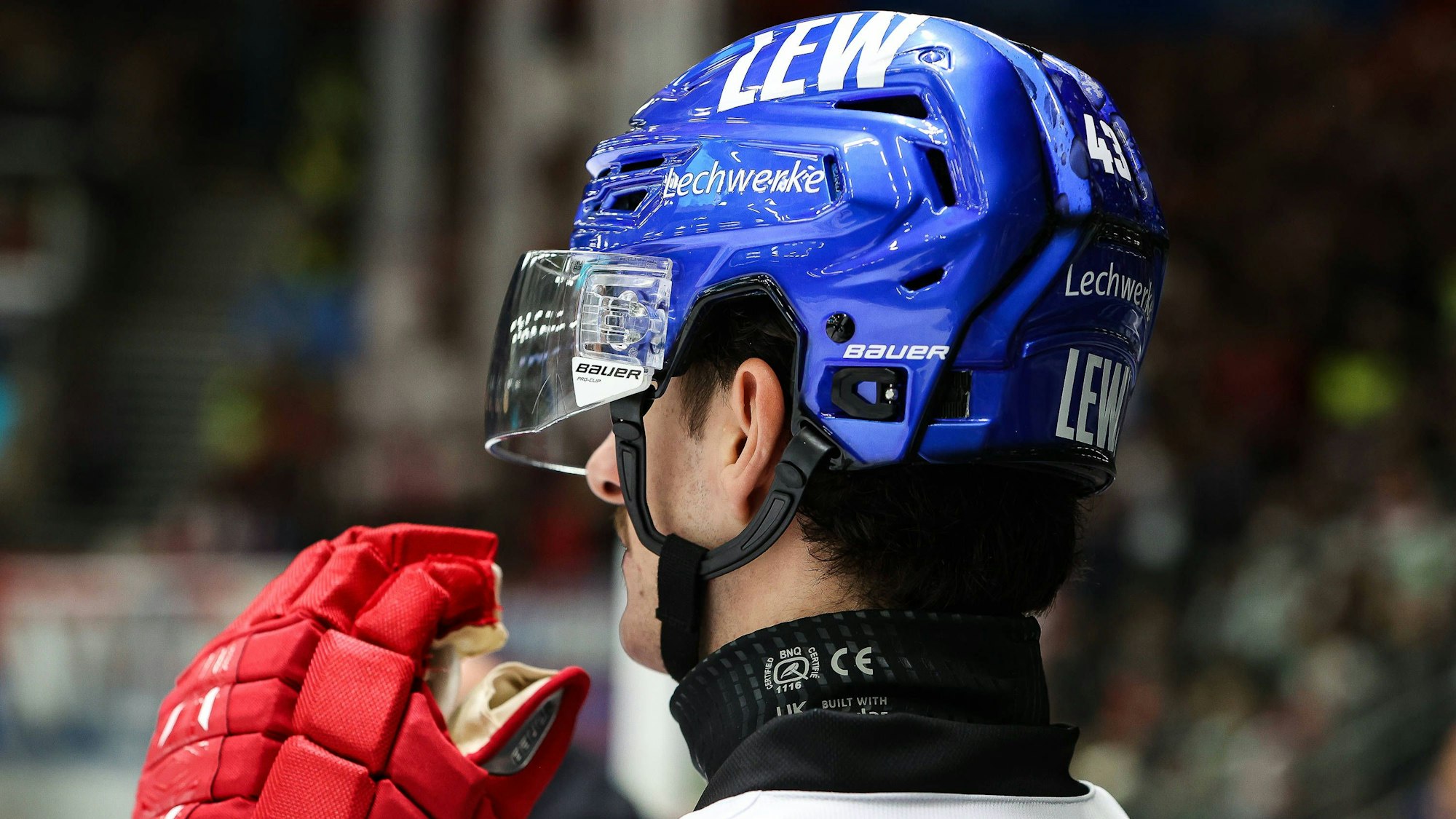 Leon van der Linde der Augsburger Panther trägt bereits regelmäßig einen Halsschutz. Die ist ab Januar für alle DEL-Profis Pflicht.