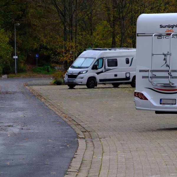 Das Symbolbild zeigt zwei Wohnmobile im Herbst 2023 auf dem Wohnmobilstellplatz in Schleiden-Gemünd.