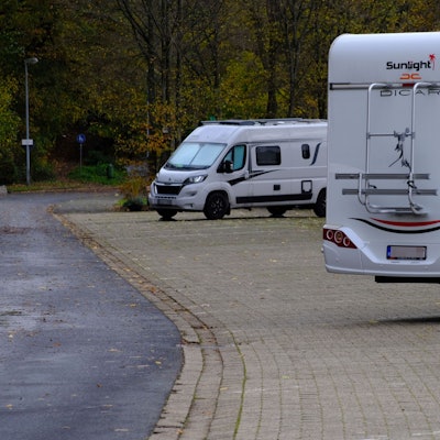 Das Symbolbild zeigt zwei Wohnmobile im Herbst 2023 auf dem Wohnmobilstellplatz in Schleiden-Gemünd.