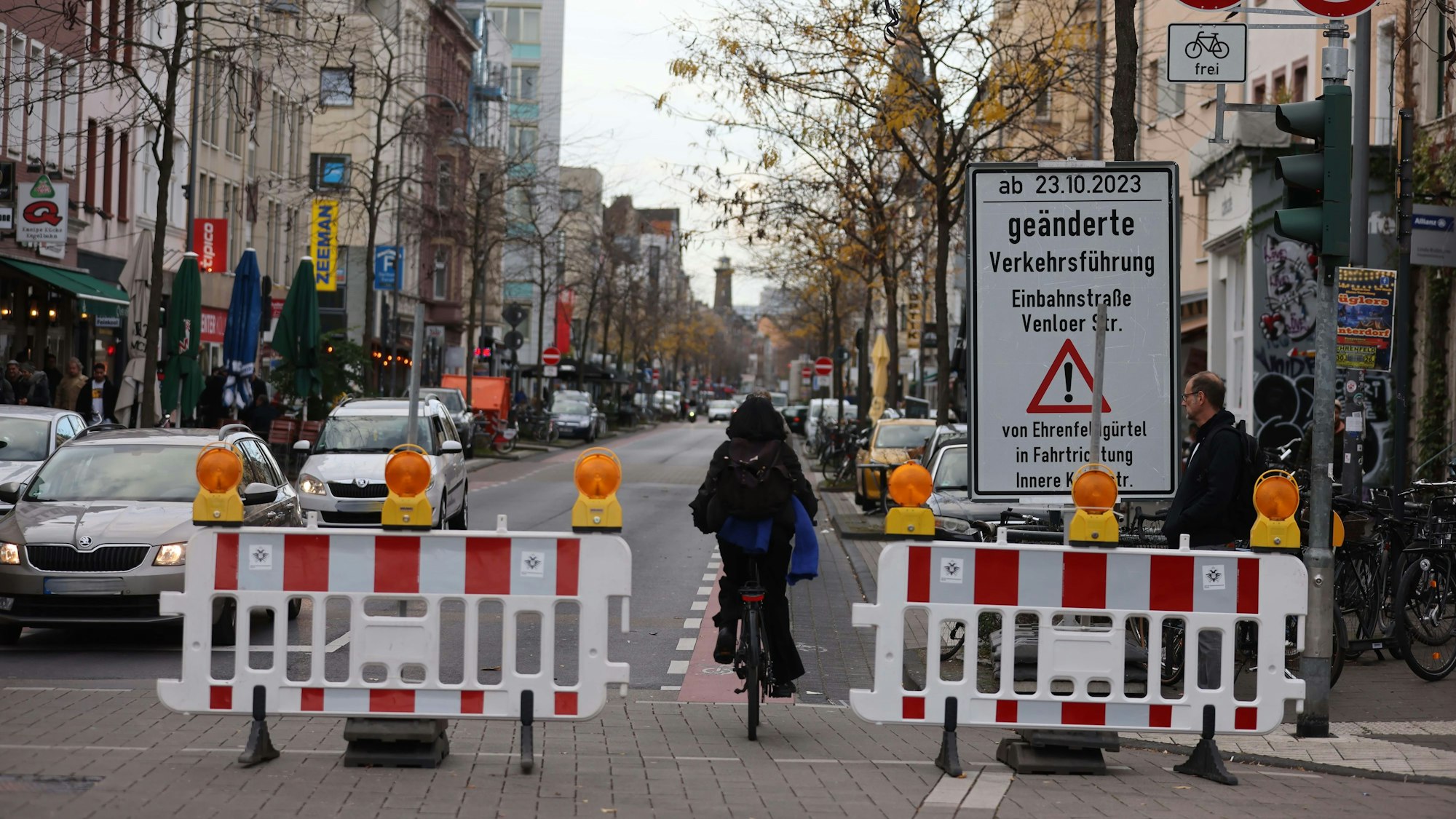 Kein Durchkommen mehr für Autos und LKW. Mittlerweile hat sich die neue Regelung weitgehend herumgesprochen.