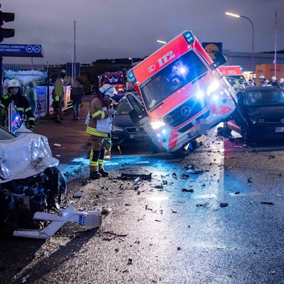 Das Bild zeigt die Szenerie des Unfalls. Im Vordergrund ein demoliertes Auto zu sehen, im Hintergrund der RTW, der auf zwei Auto gelandet ist.