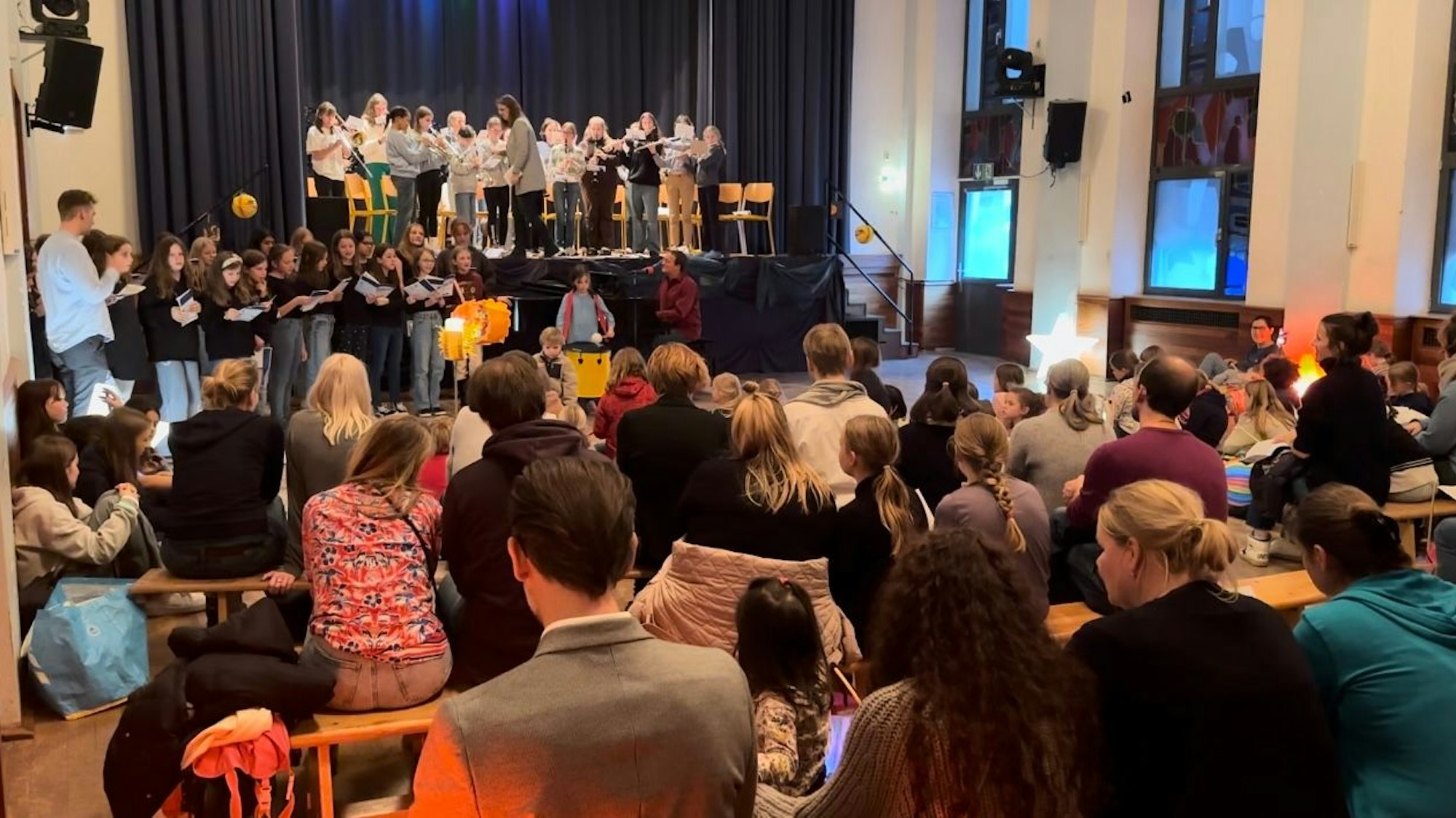 Vor voller Aula zeigte das Bläserorchester des Gymnasiums sein Können.