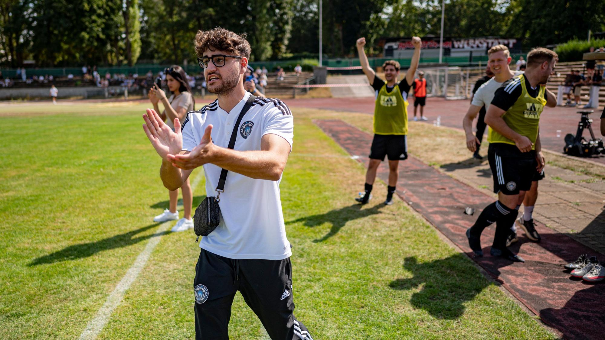 Traber FC Mariendorf: Elias Nerlich, Computerspiel-Streamer, steht am Spielfeldrand und klatscht. Nerlich plant ein Projekt mit Ex-Weltmeister Toni Kroos ab Sommer 2024.