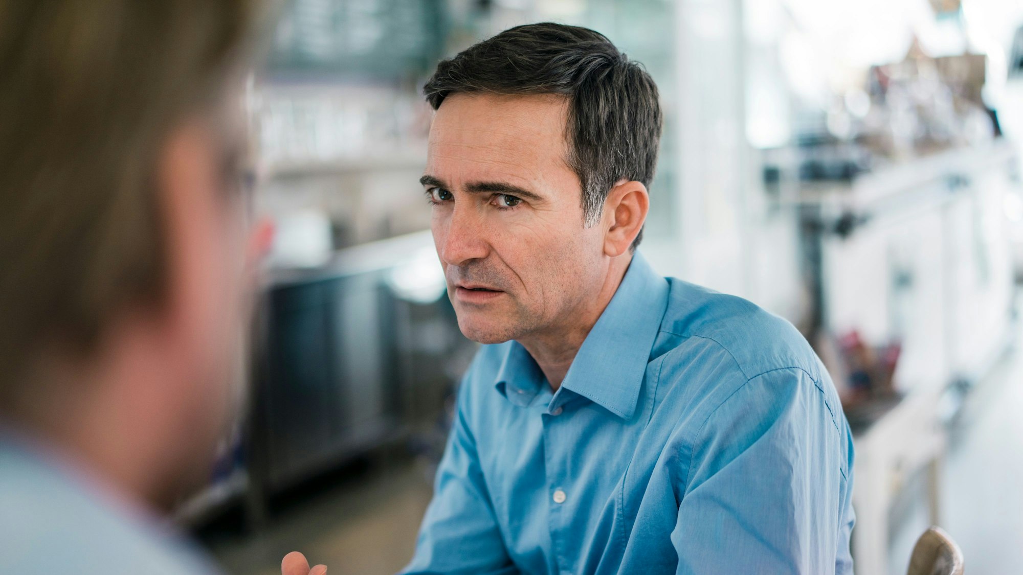 Mann guckt irritiert auf sein Gegenüber