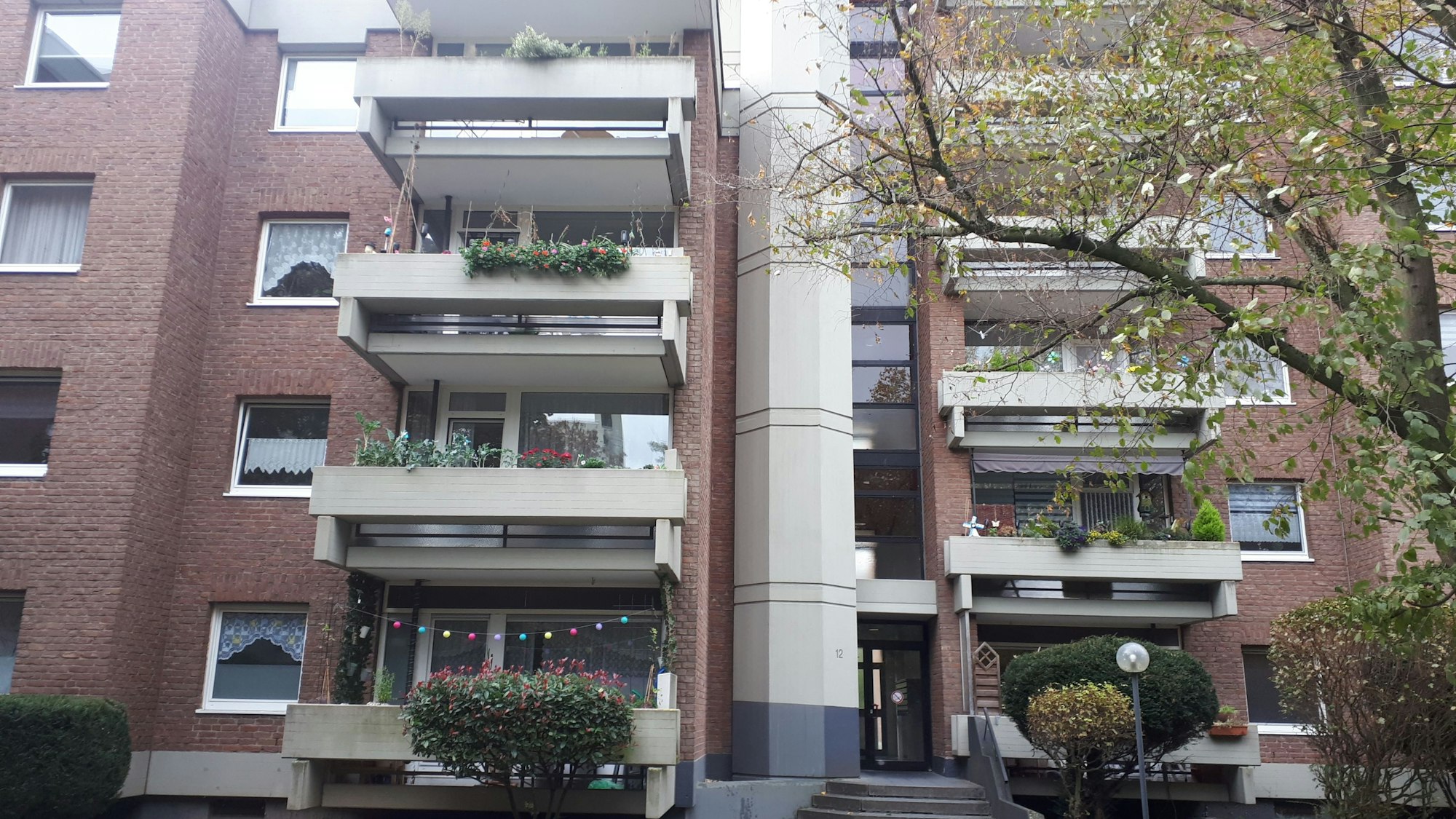 Ein mehrstöckiges Gebäude mit gepflegten Balkonen ist zu sehen.