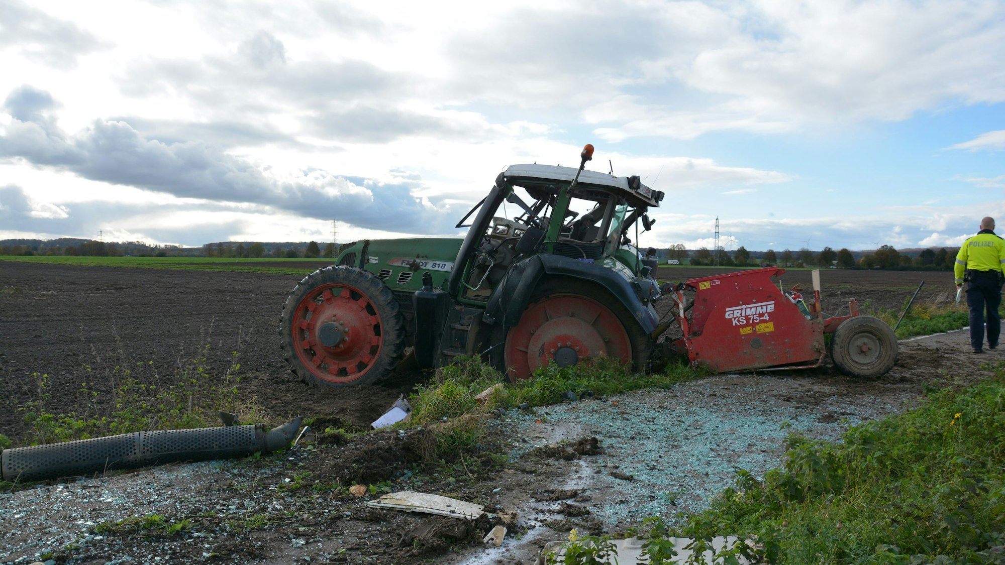 Der Traktor steht im beschädigten Feld.