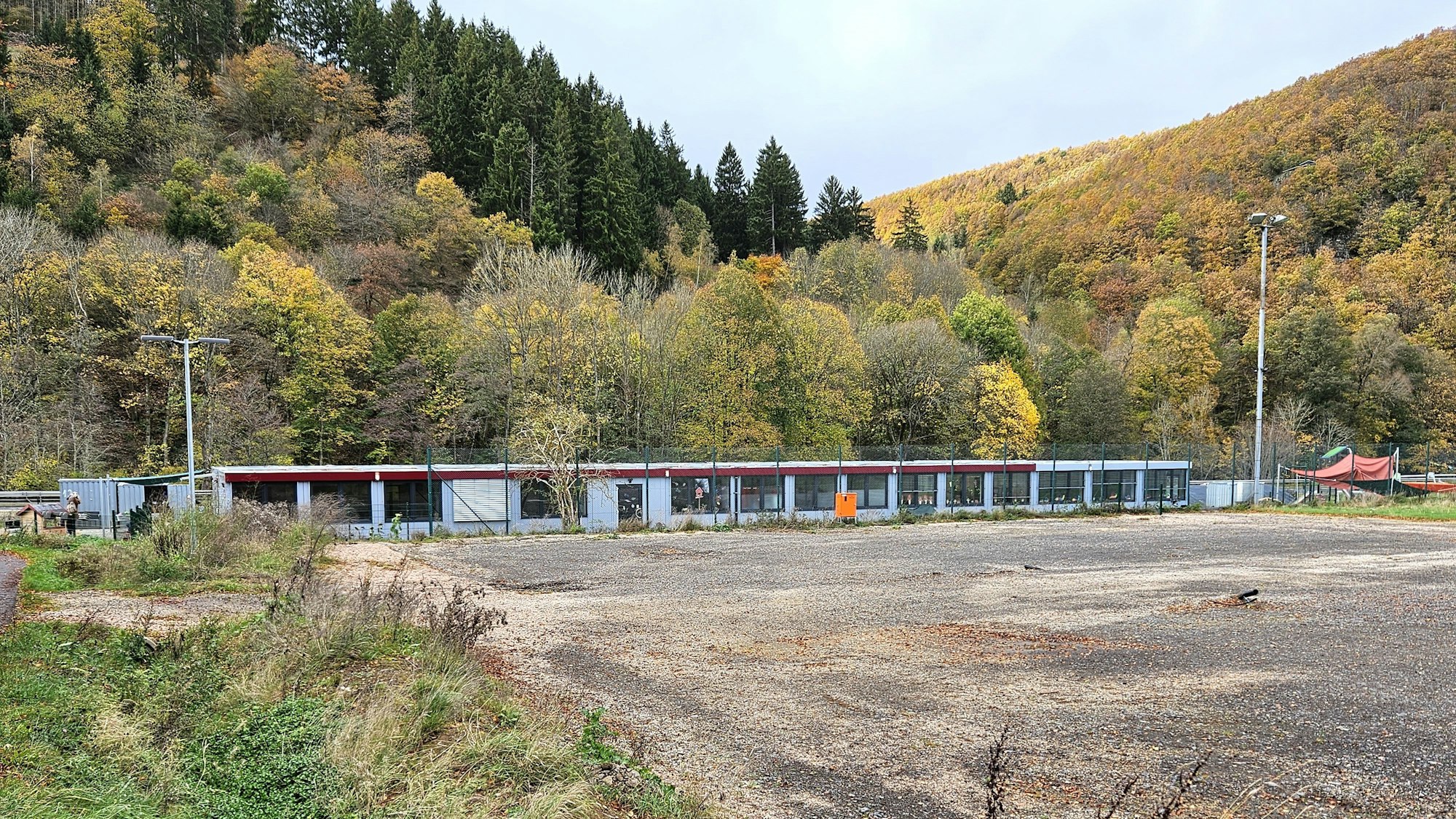 Blick auf die Container, in denen noch ein Kindergarten untergebracht ist.
