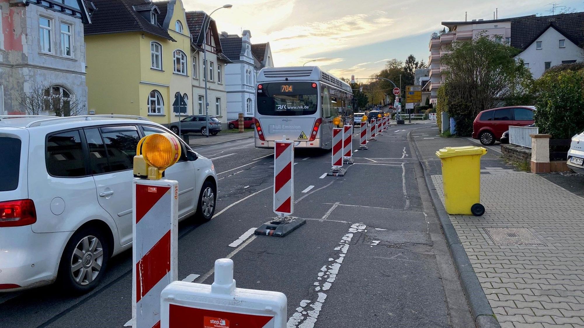 Zu sehen ist die Liblarer Straße in Brühl, dort ist die Rechtsabbiegespur gesperrt.