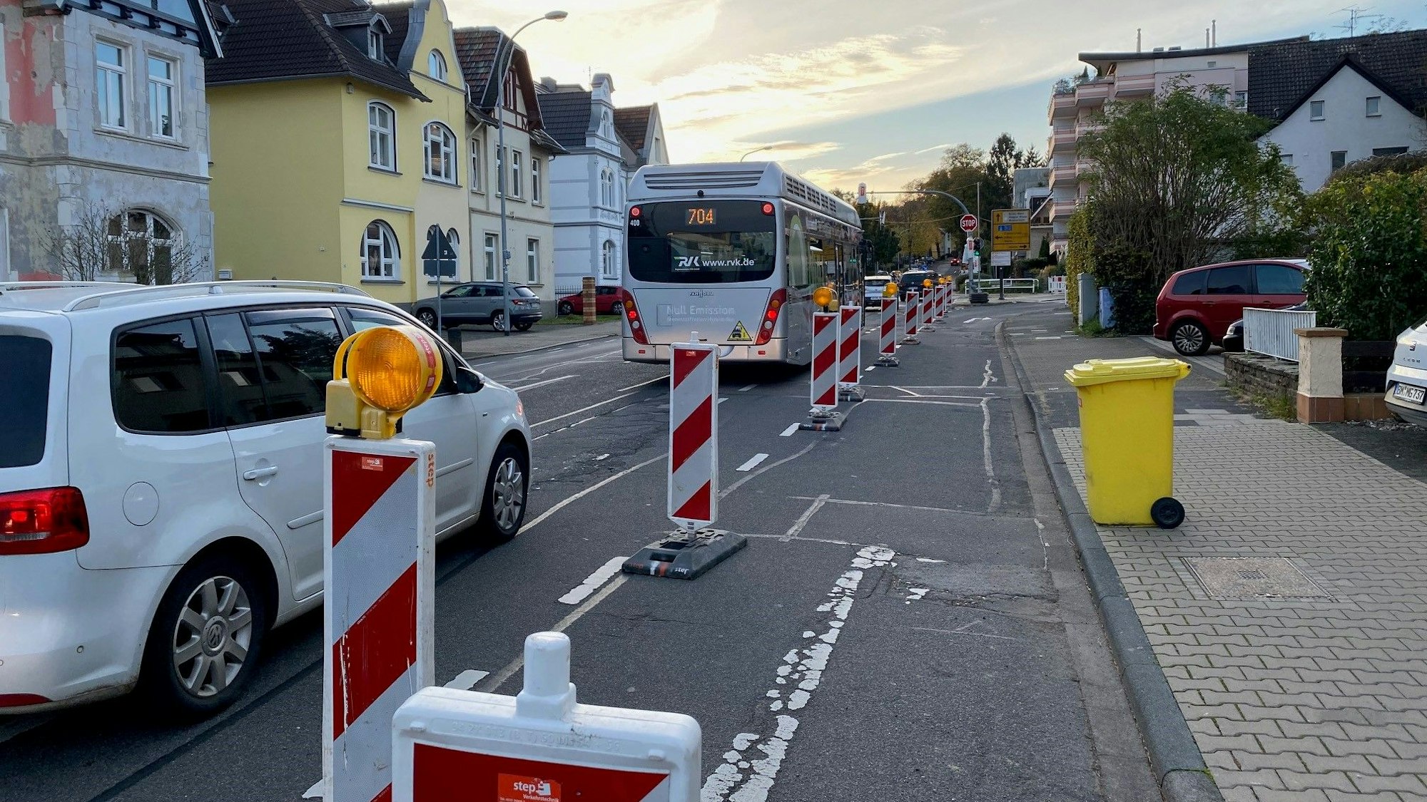 Zu sehen ist die Liblarer Straße in Brühl, dort ist die Rechtsabbiegespur gesperrt.