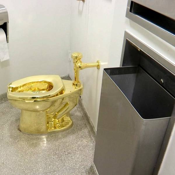ARCHIV - 16.09.2016, USA, New York: Dieses Archiv-Video-Standbild zeigt eine 18-karätige goldene Toilette «America» des italienischen Künstlers Maurizio Cattelan, die in den Jahren 2016/2017 im Solomon R. Guggenheim Museum ausgestellt war. Die Toilette war 2019 teil einer Ausstellung im britischen Blenheim-Palast und ist dort gestohlen worden. Gut vier Jahre nach dem Diebstahl der goldenen Toilette aus dem britischen Blenheim-Palast sind vier nun Männer angeklagt worden. Sie sollen am 28. November vor Gericht erscheinen. (zu dpa "Vier Männer wegen Diebstahls eines Gold-Klos in England angeklagt") Foto: -/AP/dpa +++ dpa-Bildfunk +++