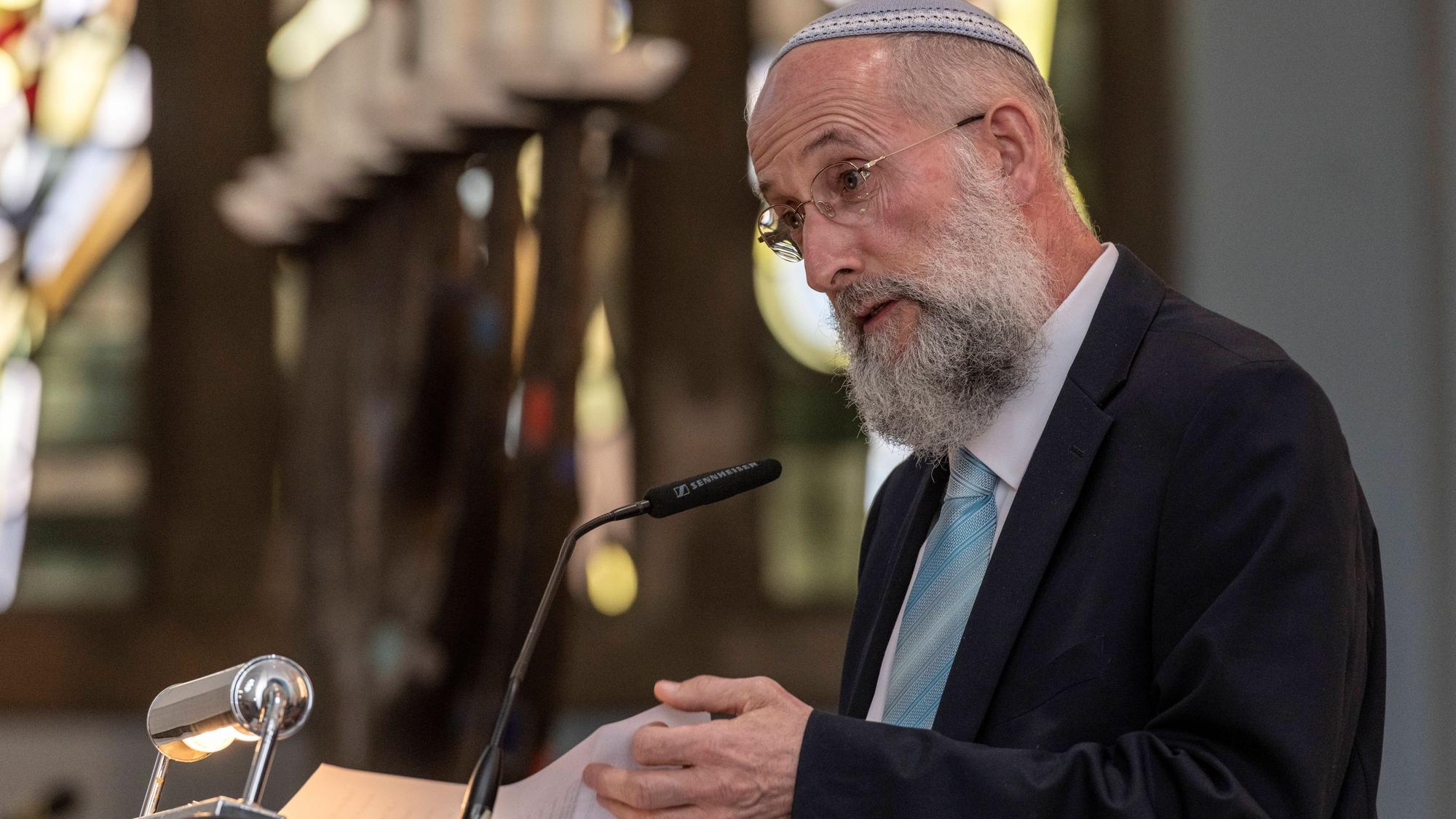 Der Gemeinde-Rabbiner Yechiel Brukner im Porträt.