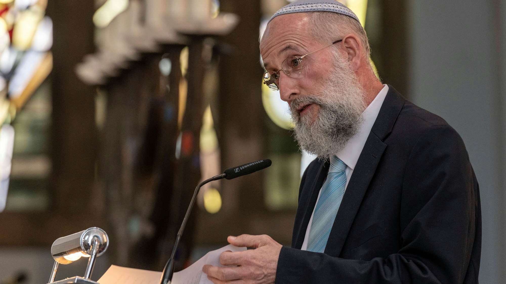 Der Gemeinde-Rabbiner Yechiel Brukner im Porträt.