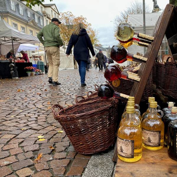 Zu sehen ist ein Stand auf dem Martinsmarkt in der Brühler Fußgängerzone.