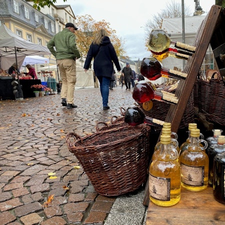 Zu sehen ist ein Stand auf dem Martinsmarkt in der Brühler Fußgängerzone.