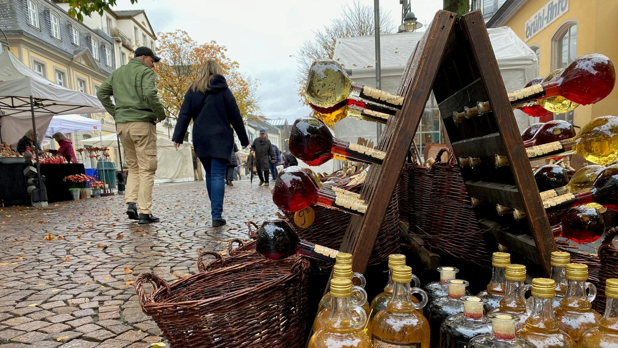 Zu sehen sind die bunten Spirituosenflaschen auf dem Brühler Markt.