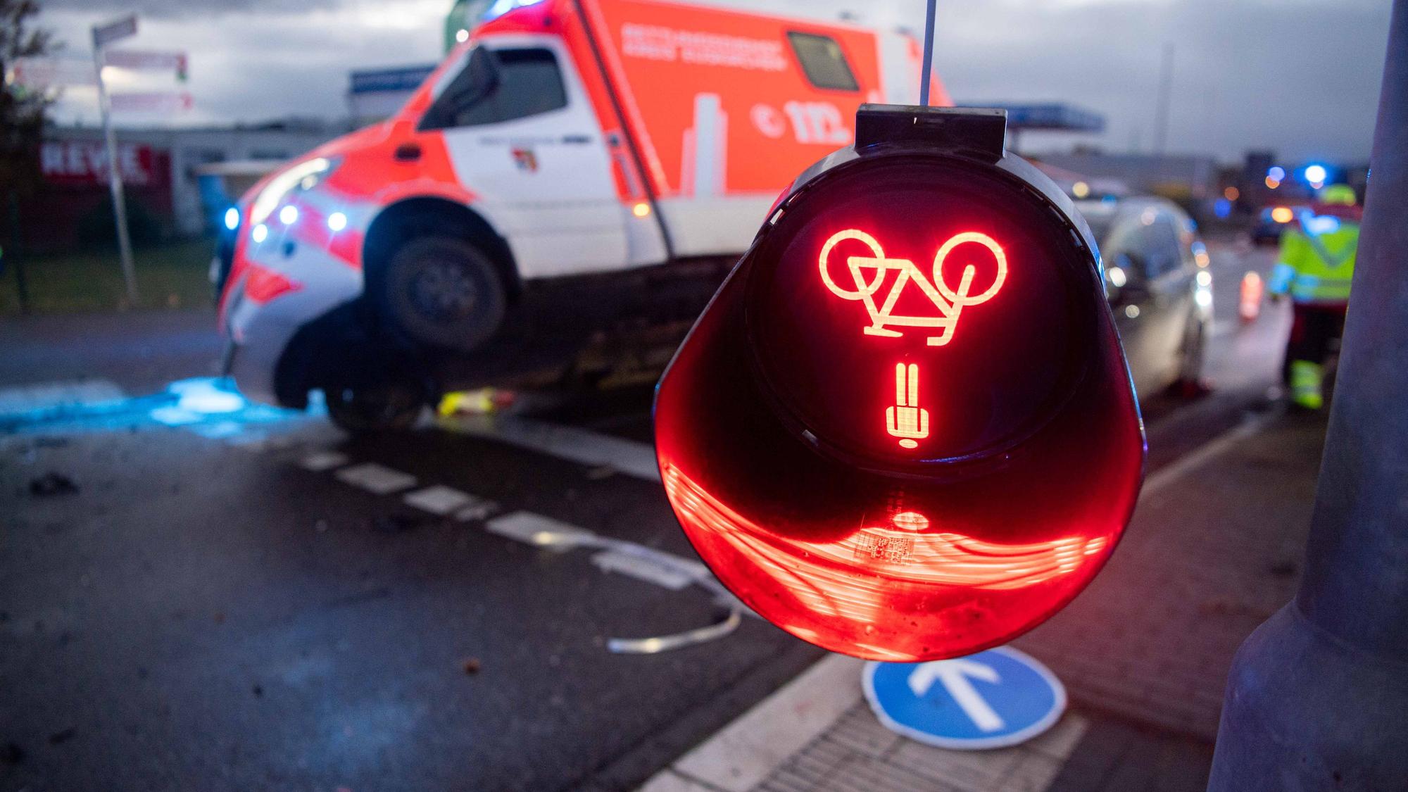 Das Bild zeigt eine herunterhängende Fußgängerampel. Im Hintergrund ist der verunfallte RTW zu sehen.