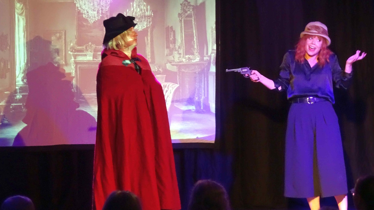 Christina Stephan und Raoul Migliosi teilen sich elf Rollen in „Der Mönch mit der Klatsche“