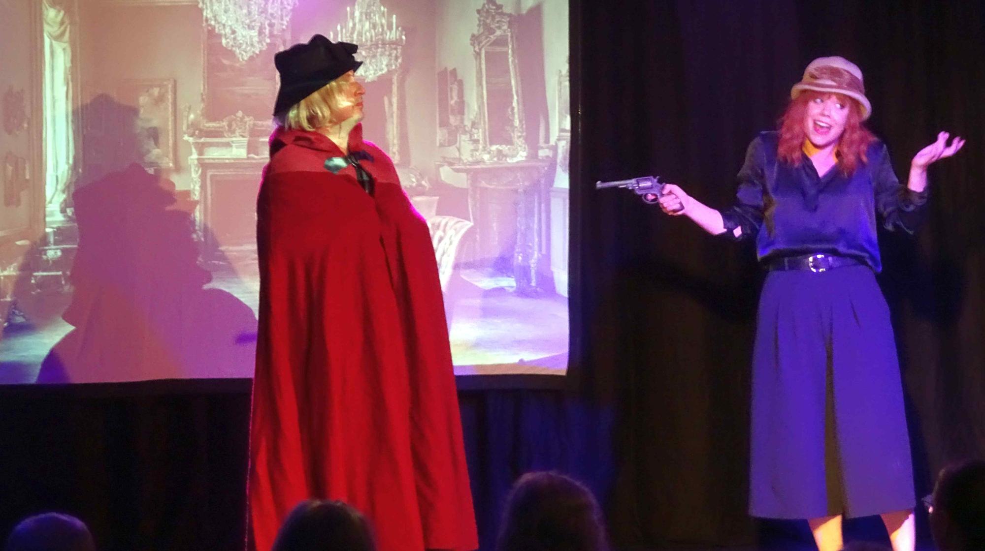Christina Stephan und Raoul Migliosi teilen sich elf Rollen in „Der Mönch mit der Klatsche“