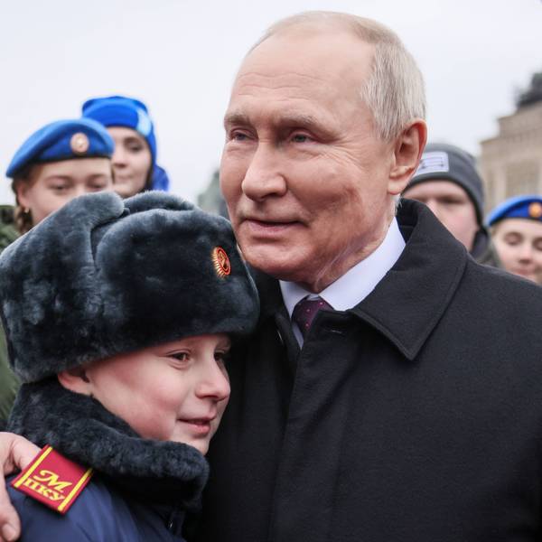 Wladimir Putin umarmt einen russischen Jungen, der ihm zuvor gesagt hatte, er wolle wie sein Vater sein. Laut Angaben des Jungen starb sein Vater beim Krieg gegen die Ukraine. Experten waren immer wieder vor einer Indoktrinierung der russischen Jugend.
