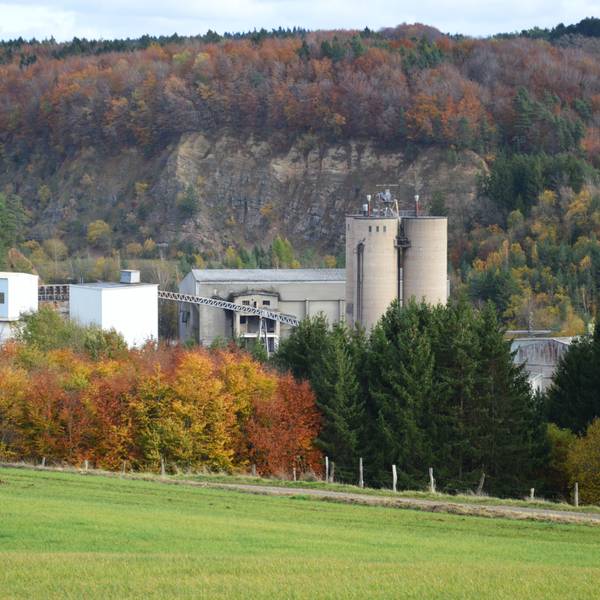 Blick auf die Anlagen des Sötenicher Zementwerks.