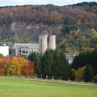 Blick auf das Sötenicher Zementwerk mit einem Steinbruch im Hintergrund.