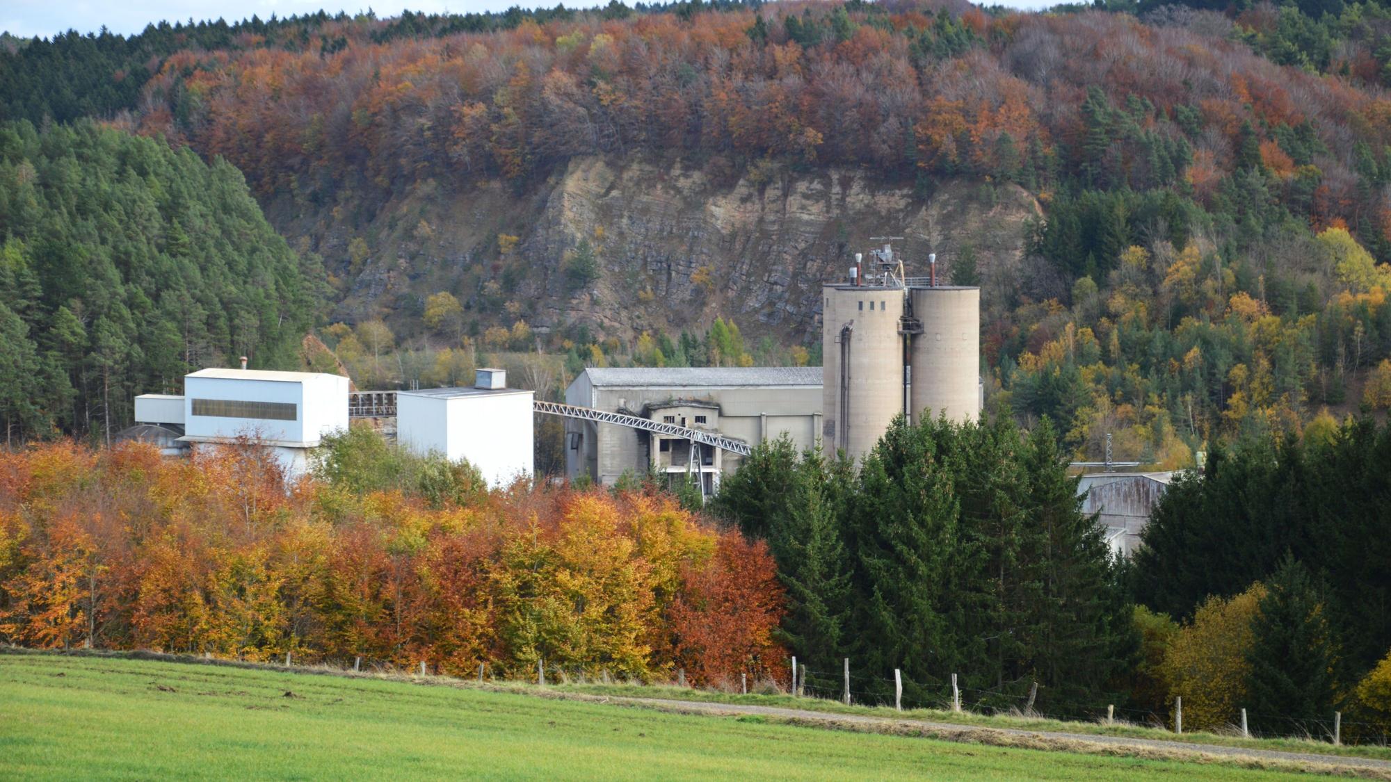Blick auf die Anlagen des Sötenicher Zementwerks.