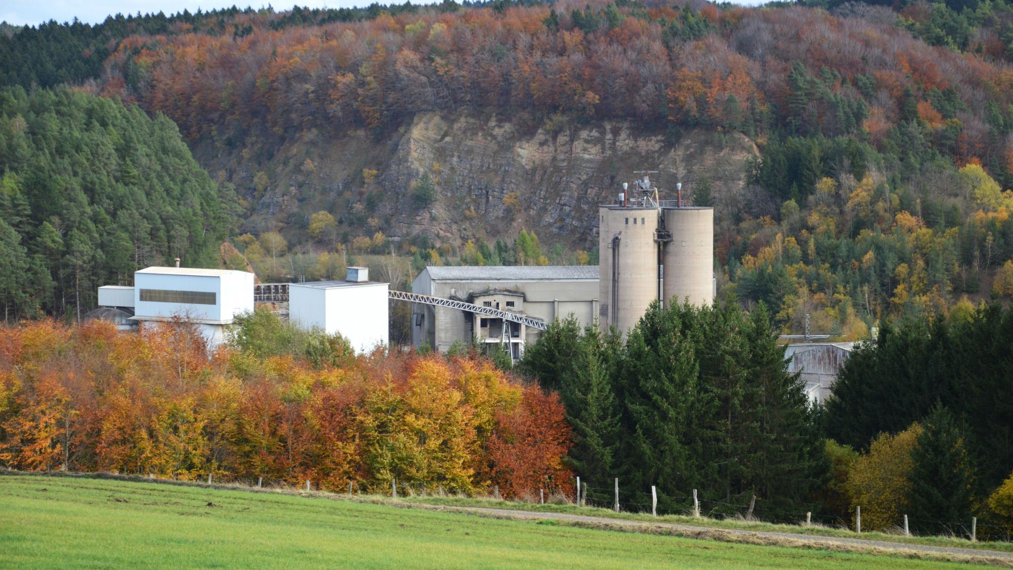 Blick auf das Sötenicher Zementwerk mit einem Steinbruch im Hintergrund.