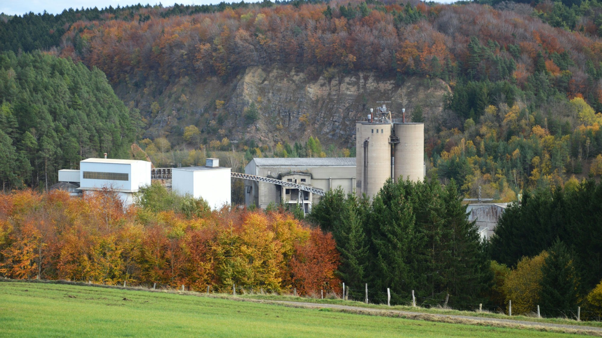 Blick auf das Sötenicher Zementwerk mit einem Steinbruch im Hintergrund.