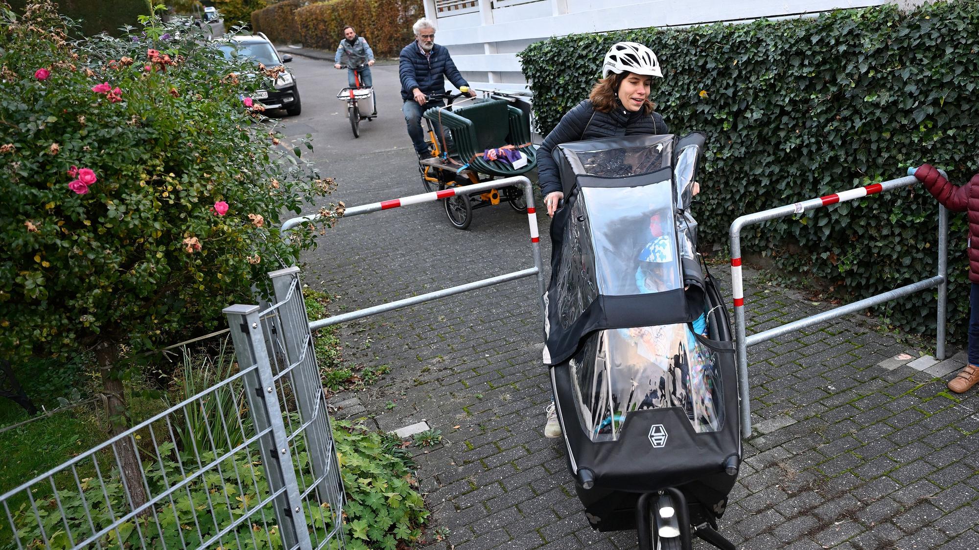 Geht doch: Große Räder können nun Drängelgitter passieren, die Durchfahrt wurde verbreitert.