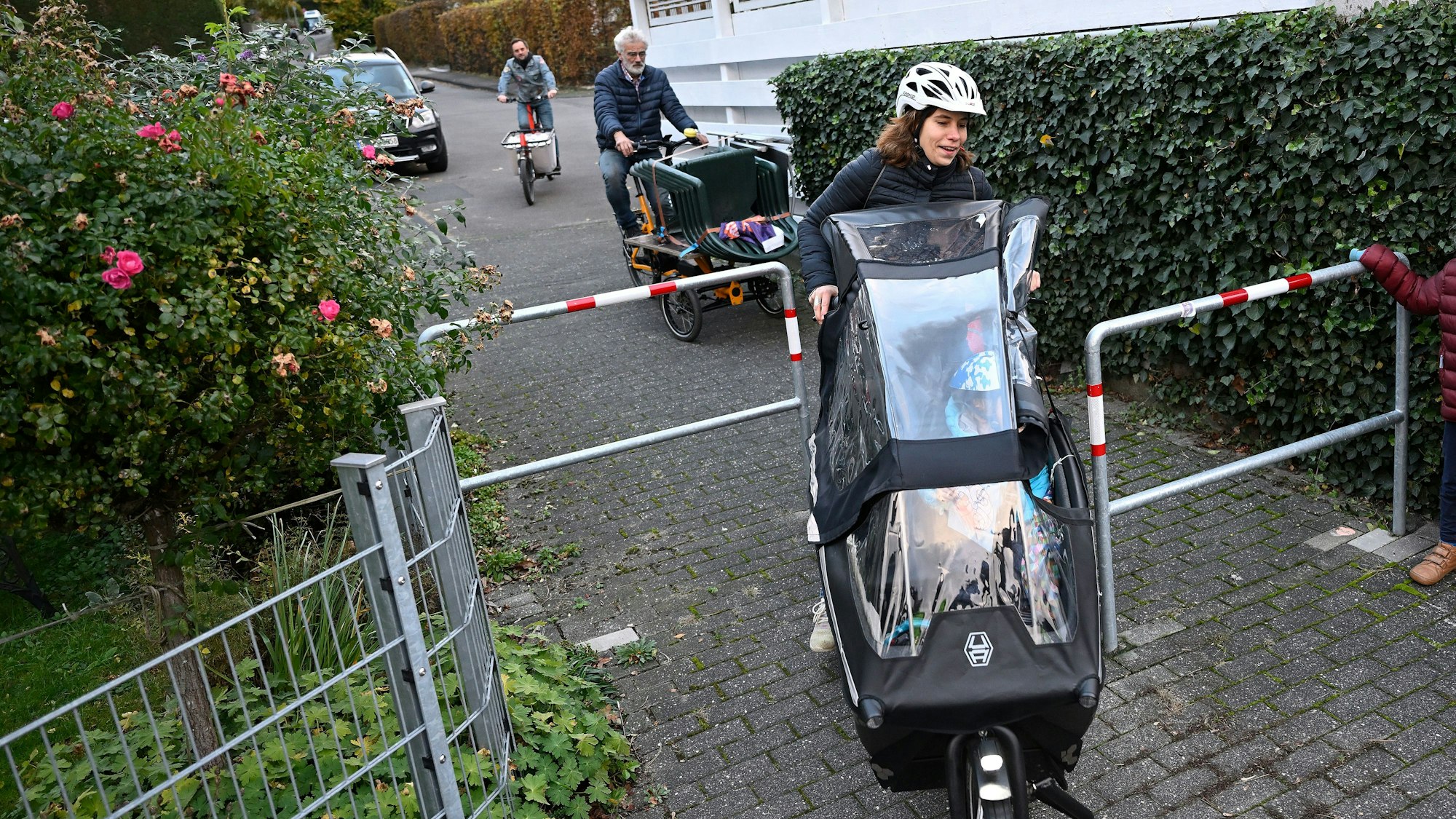 Geht doch: Große Räder können nun Drängelgitter passieren, die Durchfahrt wurde verbreitert.
