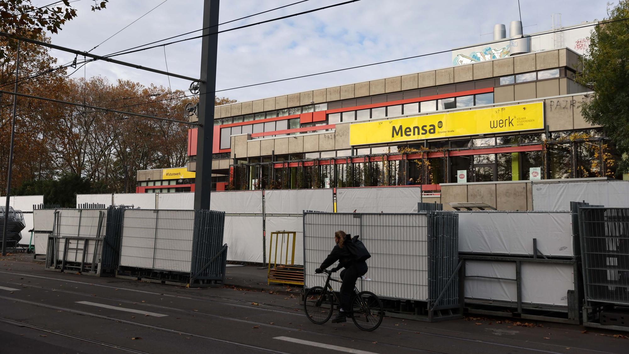 Auch die Unimensa wird durch Absperrungen geschützt.