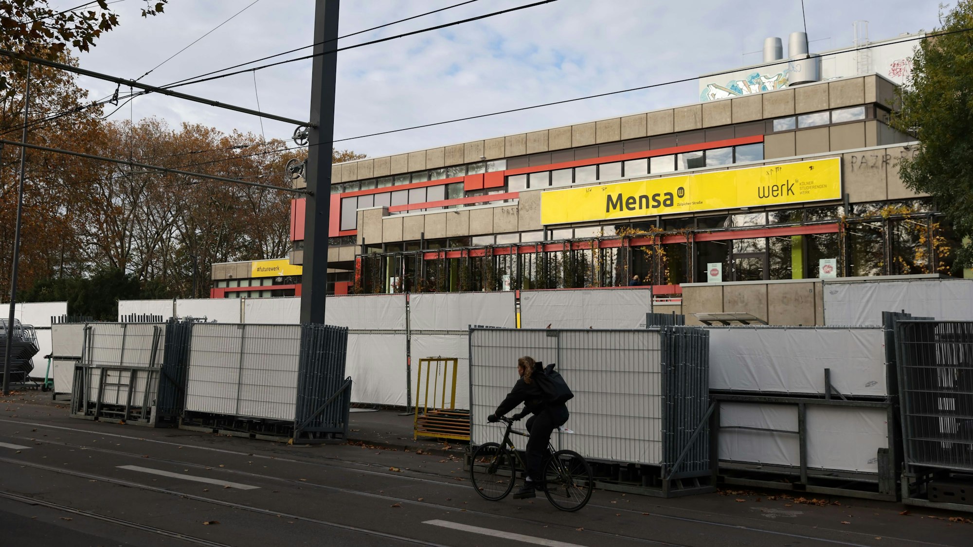 Auch die Unimensa wird durch Absperrungen geschützt.