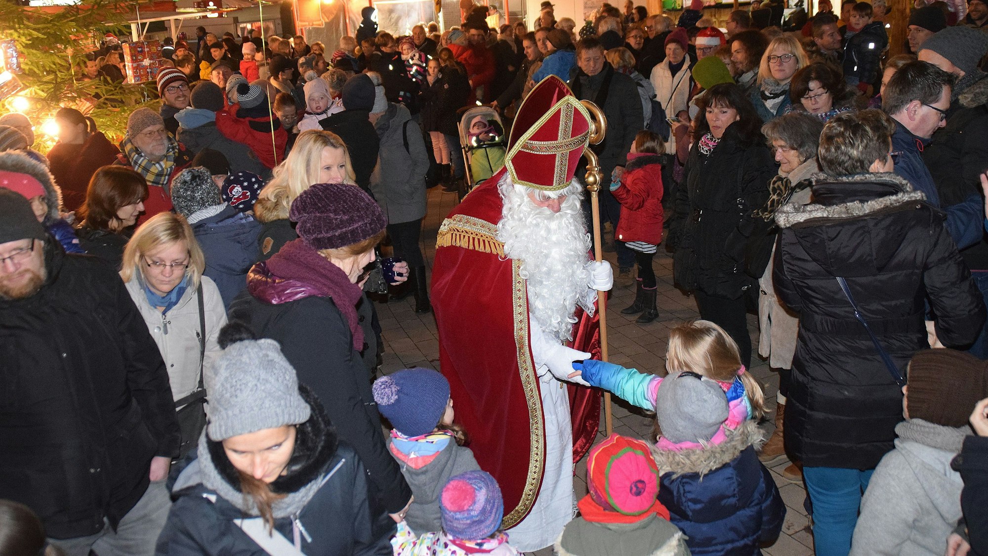 8. November 2023. Bornheim. Einen Weihnachtsmarkt wird es in diesem Jahr in Bornheim nicht geben. Auf den Nikolaus müssen die Pänz aber auch beim "Bornheimer Advent Charity" nicht verzichten. Foto: Frank Engel-Strebel