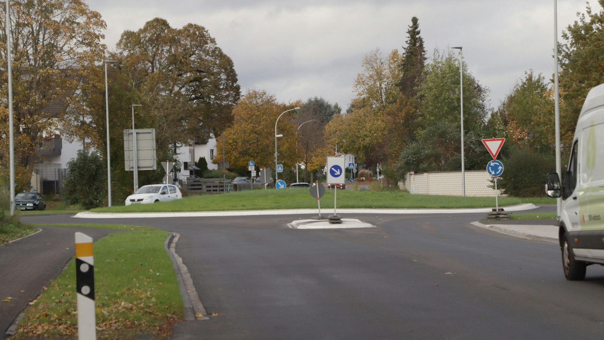 ZU sehen ist der Kreisel, der von einigen Autos befahren wird.