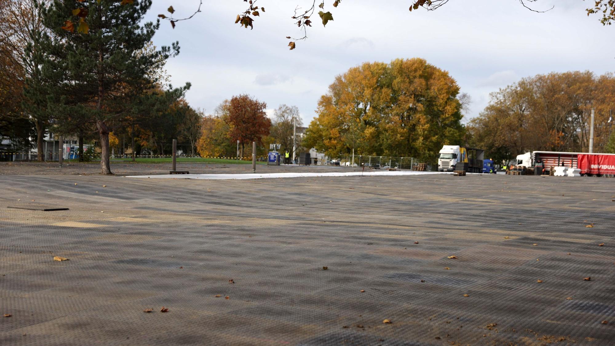 Die Bodenplatten auf der Uniwiese sind am Elften Elften grau.